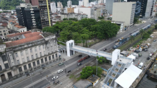Passarela, com acessibilidade, fica região da alfândega.