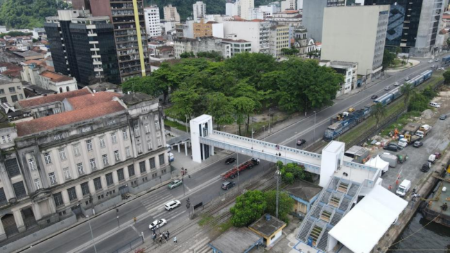 Passarela, com acessibilidade, fica região da alfândega.