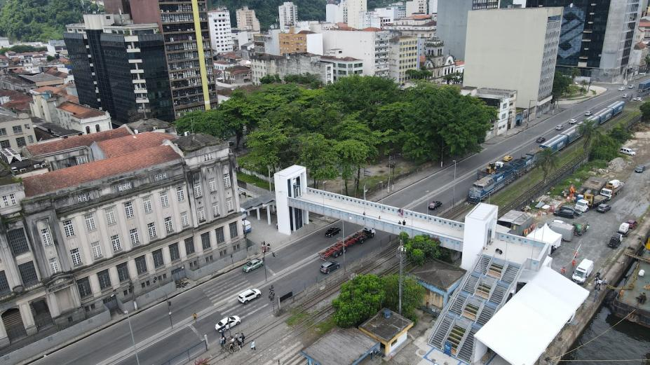 Passarela, com acessibilidade, fica região da alfândega.