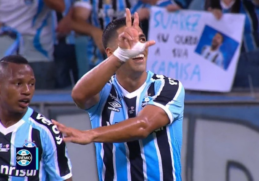 Luis Suarez marca hat trick em sua estreia