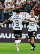 Róger Guedes comemora com Yuri Alberto o segundo gol do Corinthians sobre o Água Santa