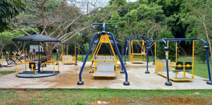 A cidade de Embu das Artes recebeu do programa estadual Cidade Acessível um playground e um veículo adaptados