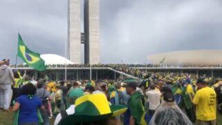 Bolsonaristas invadem a parte superior e a área interna do Congresso