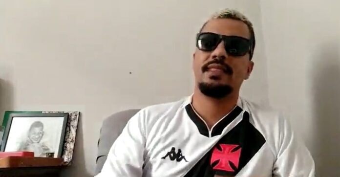 O influenciador João Almirante gravou música em exaltação a Roberto Dinamite