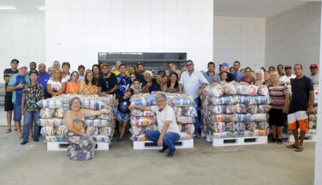 Distribuição de cestas básicas em Itapecerica da Serra.