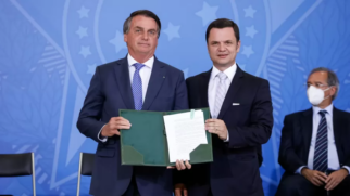 Anderson Torres, ex-ministro da Justiça, ao lado do ex-presidente Jair Bolsonaro (PL)