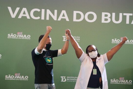 Mônica Calazans, a primeira brasileira vacinada contra a Covid, ao lado do então governador João Doria