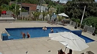 A mãe do menino supostamente agredido acusa também o irmão da mulher que aparece no vídeo de ter dado nela um soco no olho