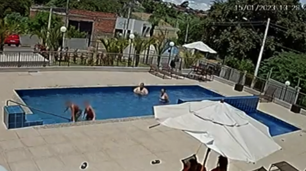 A mãe do menino supostamente agredido acusa também o irmão da mulher que aparece no vídeo de ter dado nela um soco no olho