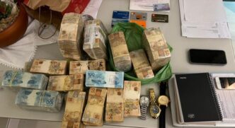 Também foram apreendidos 15 imóveis, 19 automóveis e duas embarcações, nas cidades do Rio de Janeiro, Mangaratiba (RJ), Angra dos Reis (RJ), Balneário Camboriú (SC) e Foz do Iguaçu (PR)