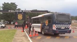 A Polícia Rodoviária Federal apreendeu 30 ônibus de vândalos