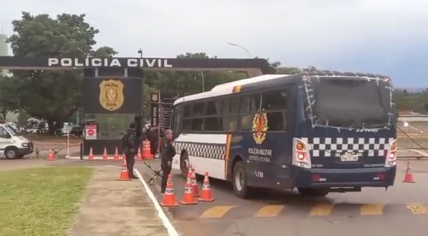 A Polícia Rodoviária Federal apreendeu 30 ônibus de vândalos