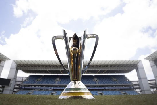 A taça da Supercopa, que em 2024 será entre São Paulo e Palmeiras