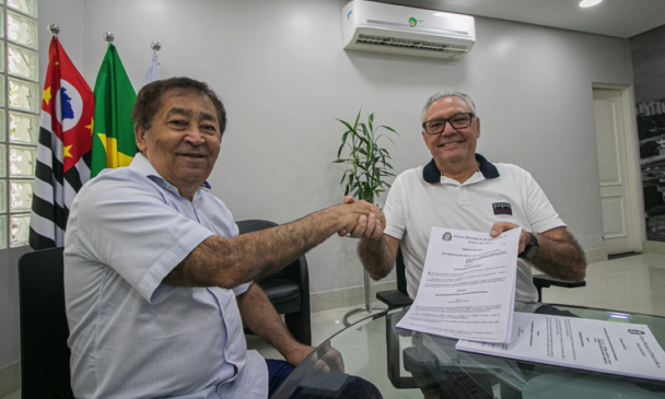 Presidente da Câmara , vereador André Egydio entrega a peça orçamentário ao prefeito Aprígio