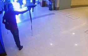 Câmera de segurança mostra homem com arma semelhante a uma metralhadora durante assalto a uma loja de celular em um shopping em Barueri, na região metropolitana de São Paulo, na manhã desta quinta