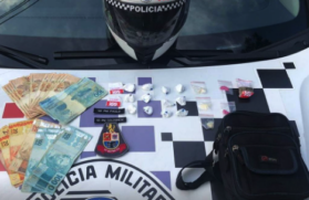 Dinheiro e iten apreendidos por policiais militares com homem preso nos Jardins, em São Paulo, sob suspeita de usar aplicativo para vender drogas