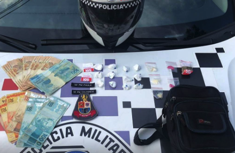 Dinheiro e iten apreendidos por policiais militares com homem preso nos Jardins, em São Paulo, sob suspeita de usar aplicativo para vender drogas