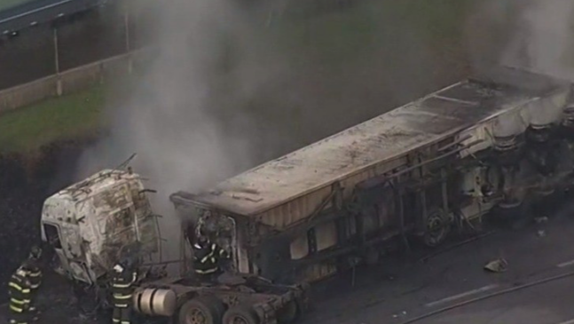 Acidente ocorreu no quilômetro 27 da rodovia Anchieta, de acordo com o Corpo de Bombeiros