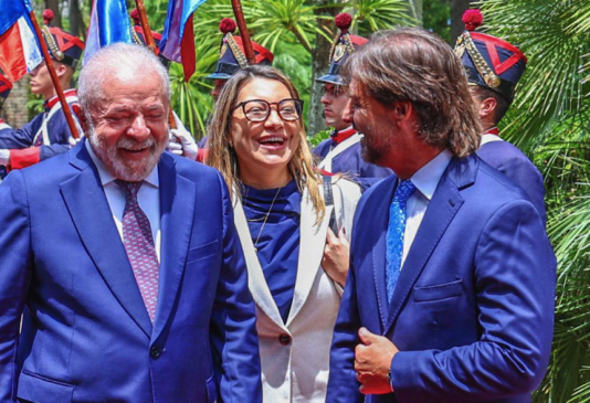 Lula (PT), Janja, a primeira-dama, e Luis Lacalle Pou, presidente do Uruguai em encontro nesta quarta (25)