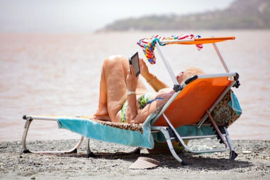 Idosa descansa na praia