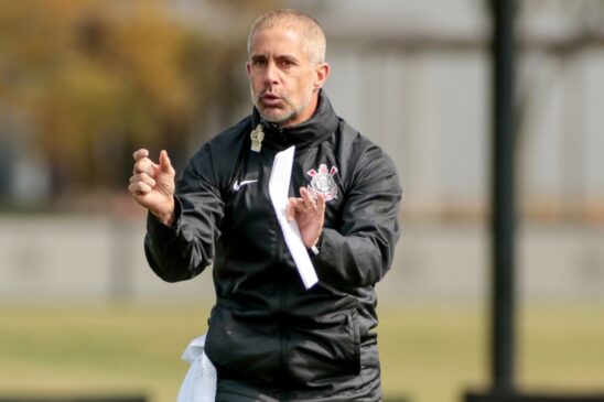 Além do Corinthians, entre 2021 e 2022, Sylvinho foi técnico do Lyon por 11 jogos em 2019 e auxiliar técnico de Tite na Seleção Brasileira