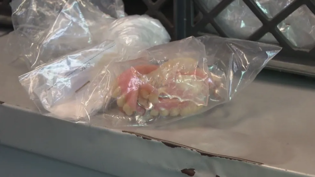 Dentaduras esquecidas no transporte público de SP
