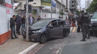 Carro batido em poste na Av. Consolação.