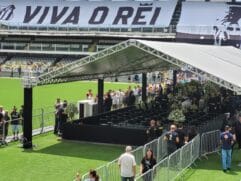 O corpo do ex-jogador, morto na última quinta-feira (29), chegou ao estádio que o projetou ao futebol às 4h54