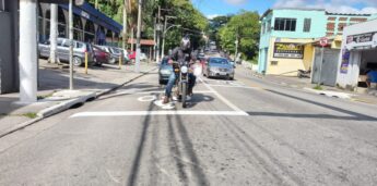 Essa área é delimitada por duas linhas de retenção, destinada exclusivamente à espera de motocicletas, motonetas e ciclomotores, imediatamente à frente da linha de retenção dos demais veículos
