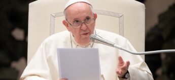 Papa Francisco repete insultos à homossexuais