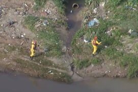 Bombeiros durante buscas por menino desaparecido