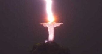 Raio atinge Cristo Redentor no começo da noite de sexta, 10 de fevereiro de 2023