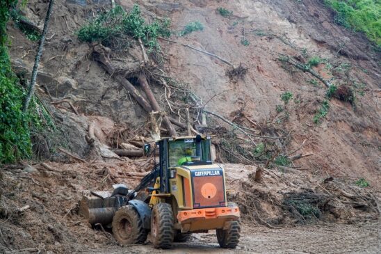 Busca por sobreviventes e reaberturas de estradas continuam em São Sebastião