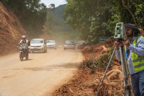 Operário trabalha em trecho da Rio-Santos na altura de Boiçucanga, onde a via ja foi liberada para o trânsito