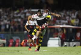 O camisa 9 sofreu a lesão no jogo de sábado contra o São Bernardo, quando imediatamente fez gelo no local.