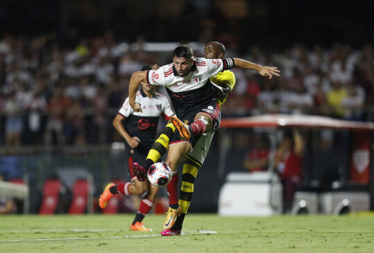 O camisa 9 sofreu a lesão no jogo de sábado contra o São Bernardo, quando imediatamente fez gelo no local.
