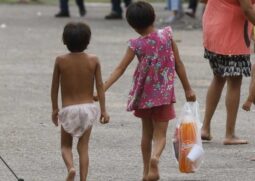 Pelo menos 570 crianças yanomamis morreram por contaminação por mercúrio, desnutrição e fome