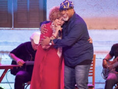 Alcione e Aílton Graça durante a cena da novela Travessia, da Globo
