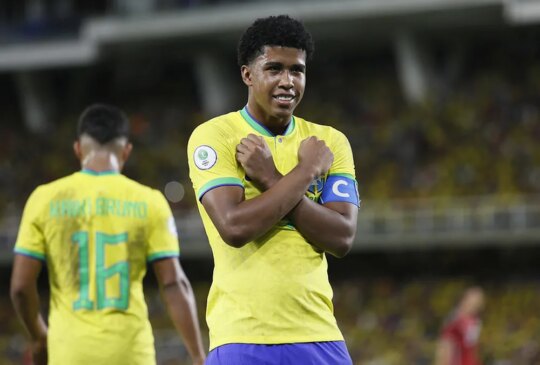Recém-contratado pelo Chelsea, Andrey Santos não conseguiu o visto de trabalho para jogar na Premier League - a liga inglesa -, o que deve levá-lo a ser emprestado pelo menos até o meio deste ano