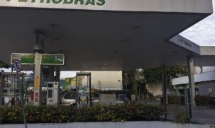 O diesel comprado por motoristas nos postos de combustíveis é resultado de uma mistura de 90% desse diesel A, vendido pela Petrobras, com 10% de biodiesel
