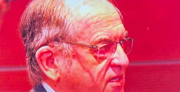 O presidente da Federação Francesa de Futebol (FFF), Noël Le Graët, decidiu renunciar ao cargo, segundo divulgou a entidade nesta terça-feira (28) em nota oficial