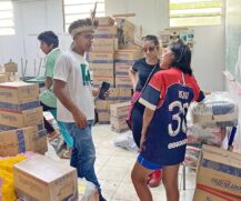 Todos os dias chegam comida, roupas, material de higiene pessoal, produtos de limpeza e outros
