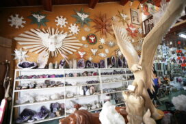 As feiras de arte e artesanato que são realizadas no Centro Histórico da cidade atraem inúmeros turistas para o município