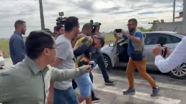Um dos participantes é preso pela polícia