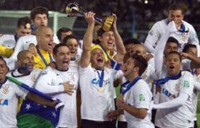 Alessandro comemora com a taça do Mundial de Clubes da Fifa