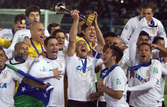 Alessandro comemora com a taça do Mundial de Clubes da Fifa