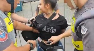 A polícia apreendeu com a mulher 13 aparelhos celulares e uma câmera fotográfica digital