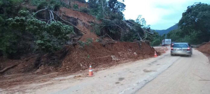 Estragos causados pelas fortes chuvas no litoral norte paulista