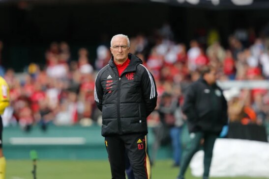 Dorival Júnior foi campeão da Libertadores e da Copa do Brasil em 2022, porém mesmo assim não teve seu contrato renovado