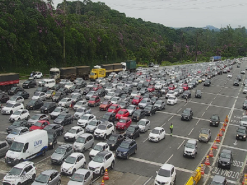 Imigrantes o trânsito está fluindo com lentidão entre os km 20 e 16